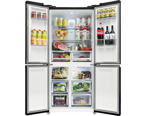 Otvorená chladnička s potravinami na niekoľkých policiach a v zásuvkách