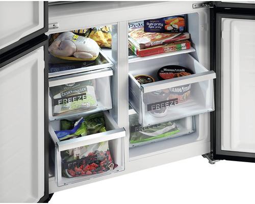 Plná mraznička s hydinou, mrazenými potravinami, zmrzlinou a pizzou