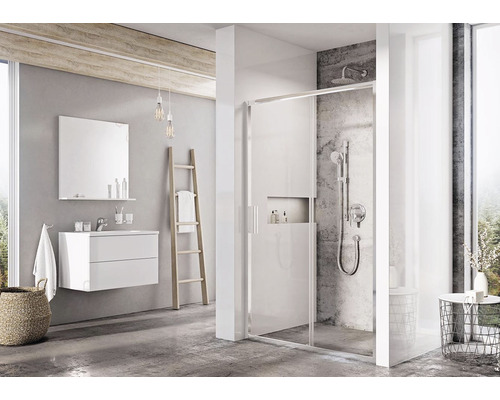 Moderná kúpeľňa so sprchou, umývadlovou skrinkou, zrkadlom a rebríkom