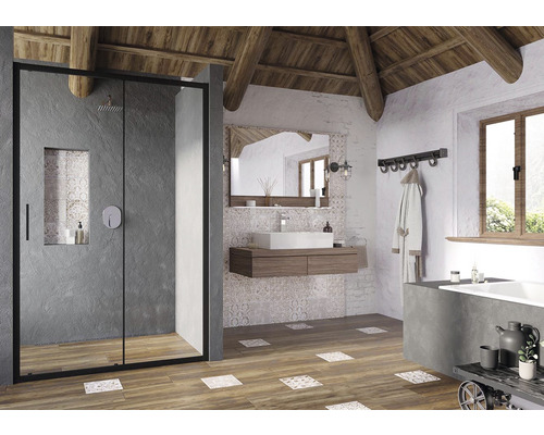 Kúpeľňa so sprchovacím kútom, umývadlom a zrkadlom v rustikálnom dizajne