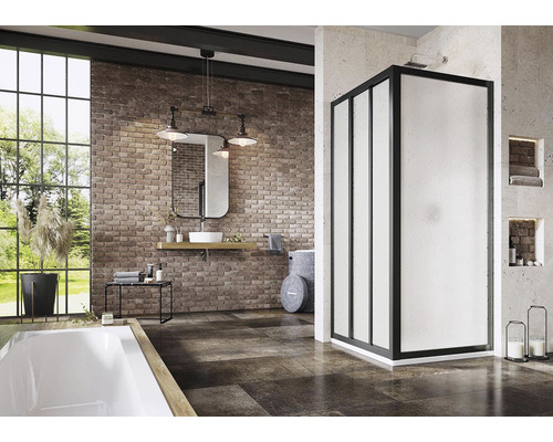 Kúpeľňa s vaňou, umývadlom, zrkadlom a sprchovacím kútom s mliečnym sklom