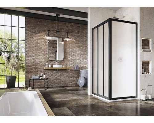 Kúpeľňa v loftovom štýle so sprchovacím kútom, umývadlom a vaňou.