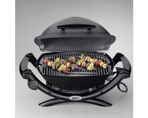 Elektrický gril s grilovanými špízmi na rošte.