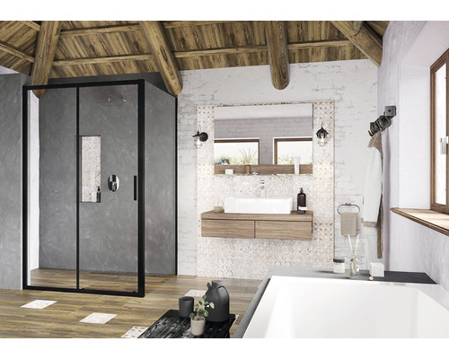 Svetlá kúpeľňa so sprchou, umývadlom, zrkadlom a vaňou v miestnosti s dreveným trámovým stropom