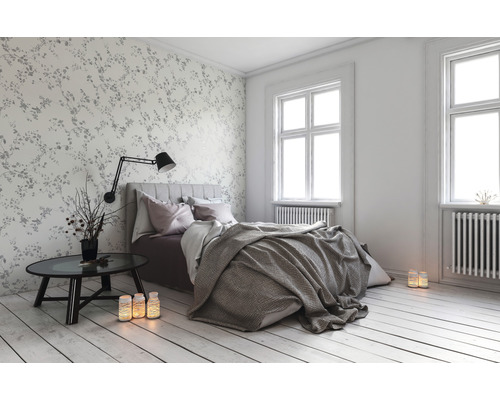 Svetlá spálňa s posteľou, nočným stolíkom a ozdobnou tapetou