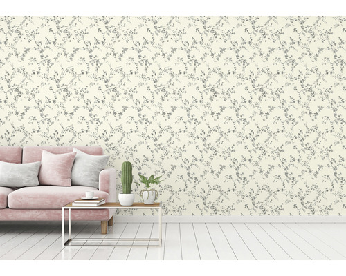 Obývacia izba s pohovkou a stenou s kvetinovou tapetou