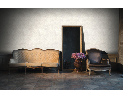 Klasická obývacia izba s pohovkou, kreslom, zrkadlom a vzorovanou tapetou