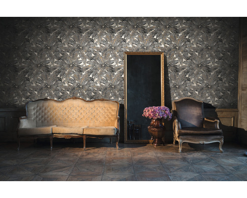 Obývacia izba s pohovkou, kreslom, zrkadlom a tapetou s motívom listov