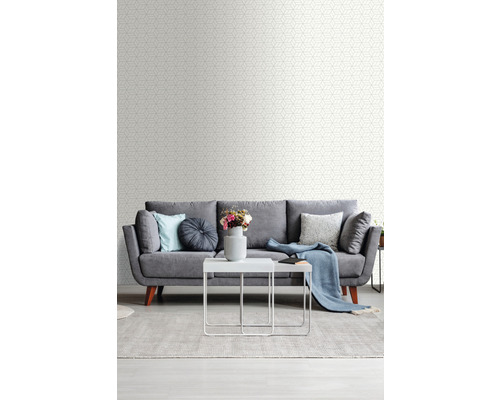 Obývacia izba s geometrickou tapetou, pohovkou a stolom