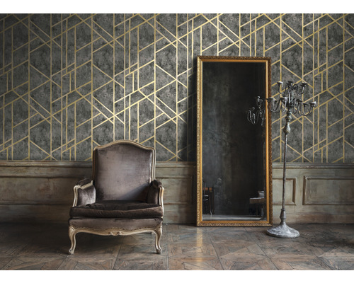 Dekoratívna izba s kreslom, zrkadlom, svietnikom a vzorovanou tapetou