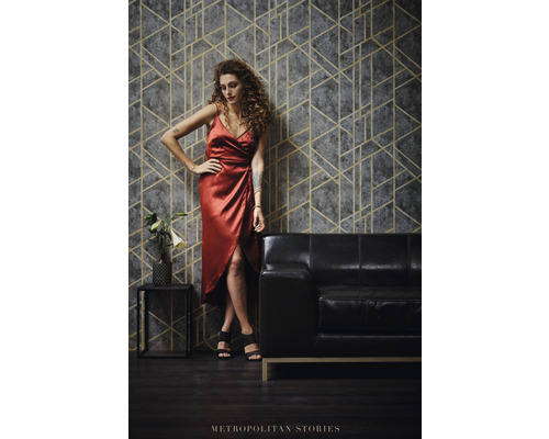 Návrh izby s tapetou s geometrickým vzorom, pohovkou a dekoráciou