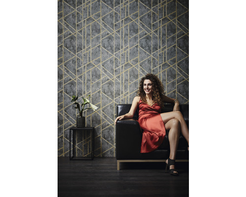 Obývacia izba s geometrickou tapetou, pohovkou a odkladacím stolíkom