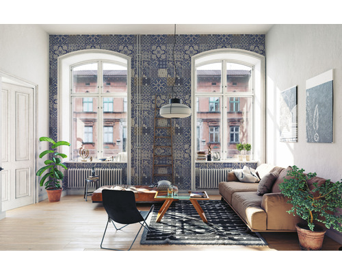 Svetlá obývacia izba s oknami, pohovkou a ozdobnou tapetou