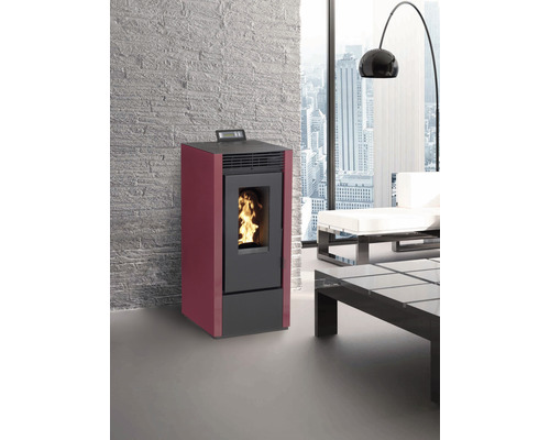 Peletové kachle v obývacej izbe s výhľadom na mesto.