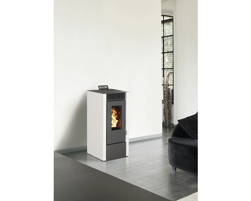 Peletové kachle vo svetlej obývacej izbe s veľkým oknom