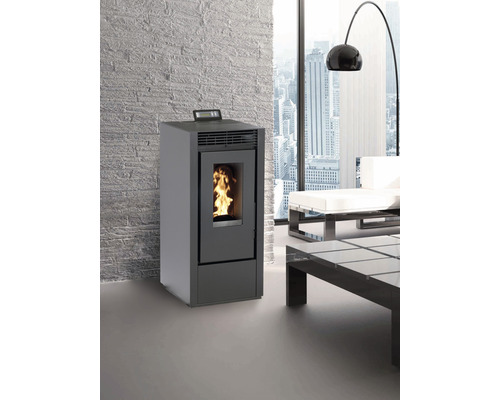 Peletové kachle v obývacej izbe s výhľadom na mesto