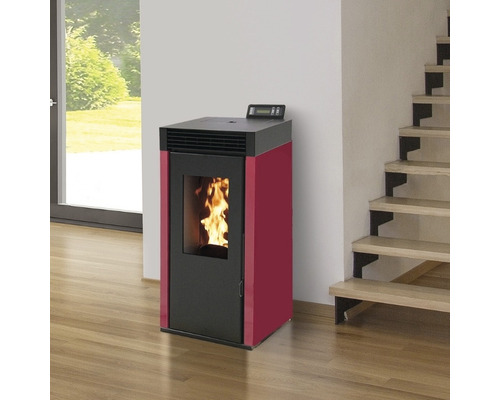 Peletová pec s digitálnym displejom v obývacej izbe