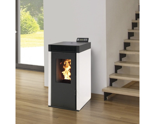 Peletové kachle v obývacej izbe so schodiskom.