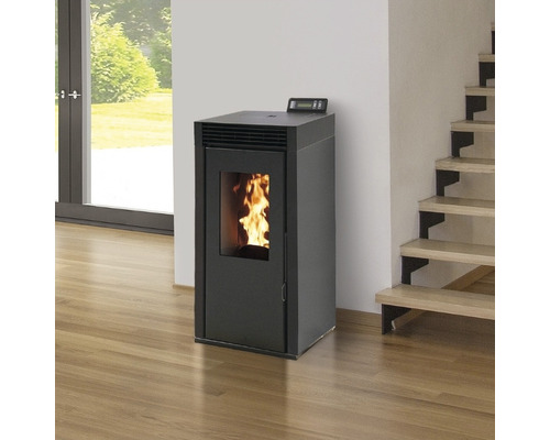 Peletové kachle v interiéri so schodiskom a oknom