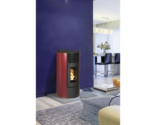 Peletové kachle v moderne zariadenej obývačke.