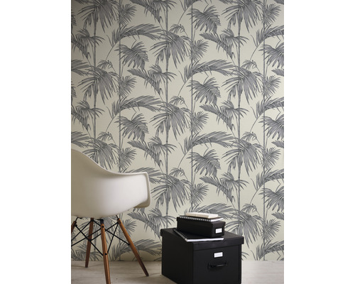 Interiér s tapetou s motívom paliem