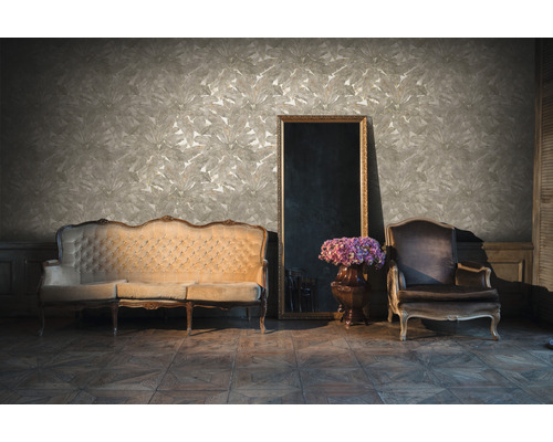 Elegantná obývacia izba so vzorovanou tapetou, pohovkou, kreslom a zrkadlom