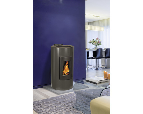 Peletové kachle v modernom obývacom priestore s modrou stenou