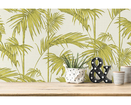 Izbová scéna s tapetou s palmovým vzorom, rastlinou a dekoratívnym znakom & na drevenom stole.
