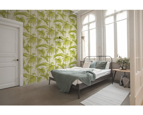 Spálňa s tapetou s motívom paliem, posteľou a denným svetlom