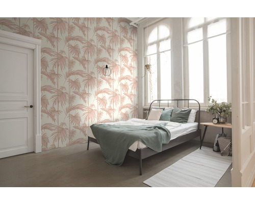 Svetlá spálňa s posteľou a tapetou so vzorom paliem