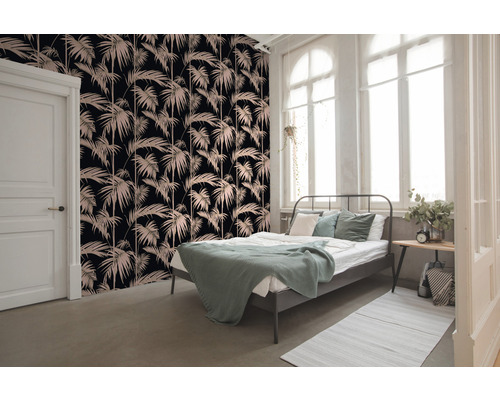 Spálňa s vzorovanými tapetami, posteľou a denným svetlom