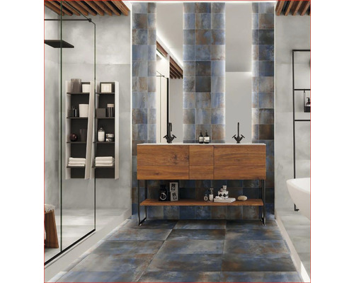 Kúpeľňa s umývadlom, zrkadlom a obkladmi s kamenným vzhľadom pre modernú atmosféru