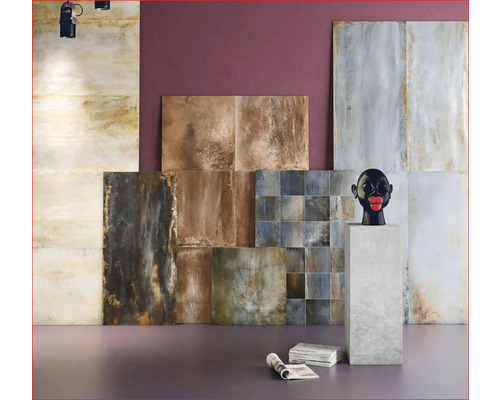 Rôzne obklady s nepravidelnými vzormi a abstraktnými motívmi sú prezentované na výstave.