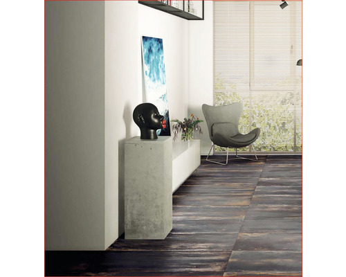 Svetlá miestnosť s tmavou dlažbou so vzhľadom dreva, kreslom a dekoráciou