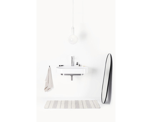 Kúpeľňa s umývadlom, zrkadlom, lampou a kobercom