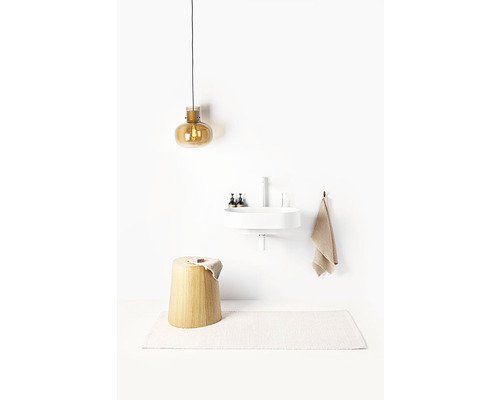 Kúpeľňa so stoličkou, umývadlom, uterákom, lampou a kúpeľňovým kobercom