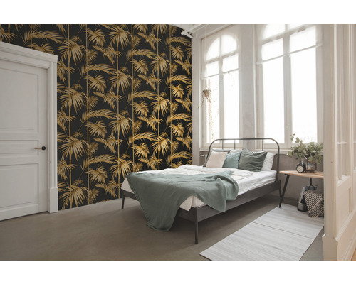 Spálňa s tapetou s palmovým vzorom, posteľou a bielymi oknami.