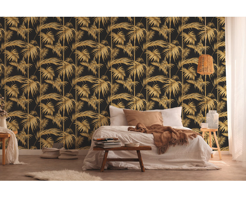 Spálňa s tapetou so vzorom palmových listov a prírodnými dekoráciami