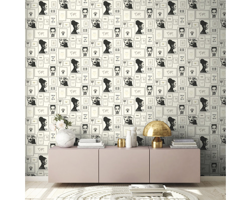 Scéna s tapetou so vzorom ženských portrétov v rámoch za komodou.