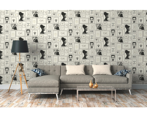 Obývacia izba so vzorovanou tapetou, pohovkou a stojacou lampou