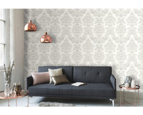 Obývacia izba so sivou pohovkou a vzorovanou tapetou