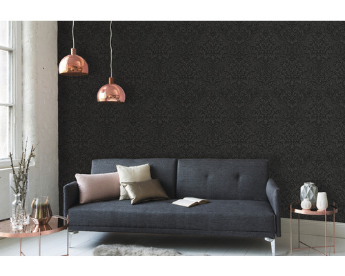 Obývacia izba so sivou pohovkou, vzorovanou tapetou a dvoma závesnými lampami