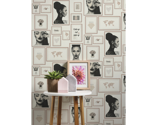 Fototapeta s dekoratívnymi obrázkami na stene