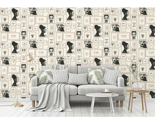 Interiér s pohovkou pred stenou s fototapetou s módnymi motívmi.