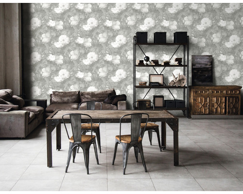 Obývacia izba s kvetinovou tapetou, jedálenským stolom, stoličkami, pohovkou a regálom.