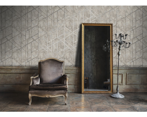 Pohľad do izby s kreslom, zrkadlom, svietnikom a geometrickou tapetou