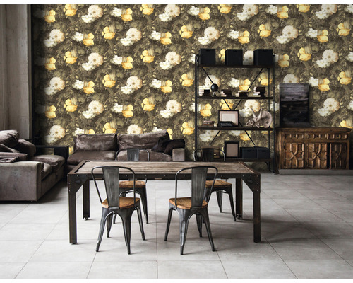 Obývacia izba s kvetinovou tapetou, dreveným stolom a stoličkami