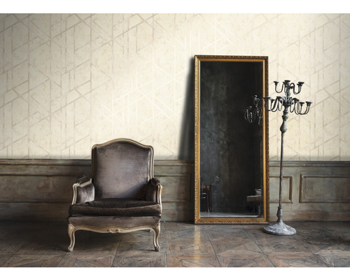 Klasický interiér s kreslom, zrkadlom a geometrickou tapetou pre elegantný dizajn izby.