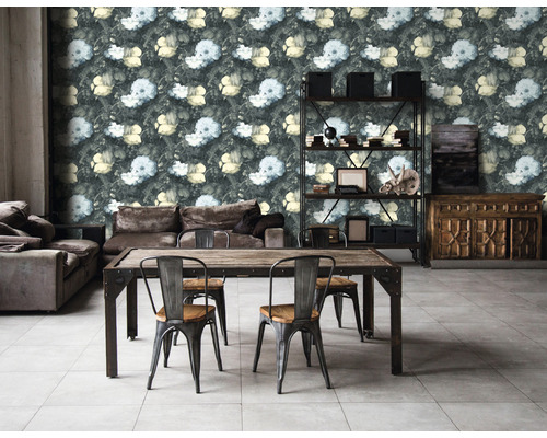 Obývacia izba s kvetinovou tapetou, pohovkou, stolom a regálmi