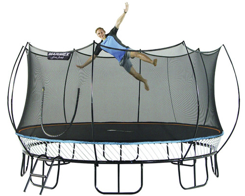 Voľne stojaca záhradná trampolína so záchytnou sieťou a rebríkom, na ktorej skáče osoba